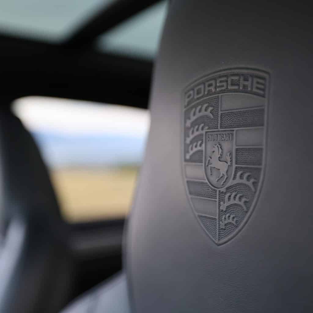 Le logo de Porsche débossé sur l'appuie-tête du conducteur Le logo de Porsche débossé sur l'appuie-tête du conducteur