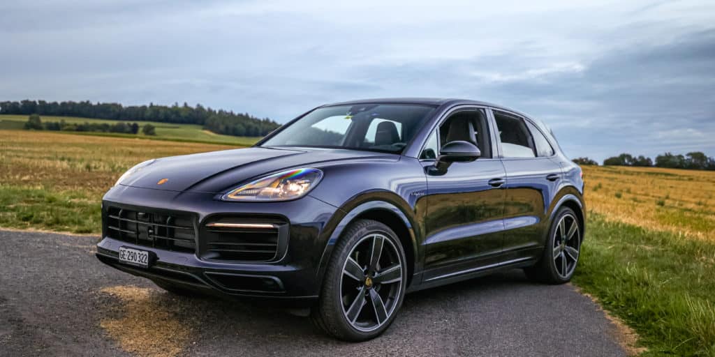 UN porsche cayenne dans un champ de blé fauché UN porsche cayenne dans un champ de blé fauché