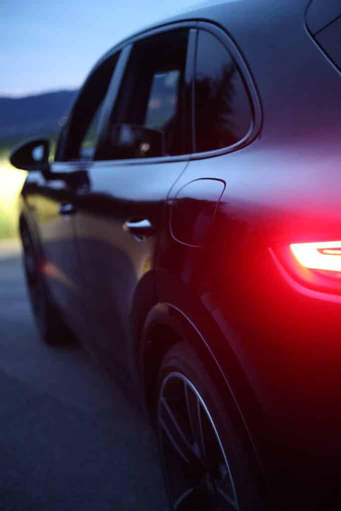 Une Porsche Cayenne vue en enfilade à la tombée de la nuit Une Porsche Cayenne vue en enfilade à la tombée de la nuit