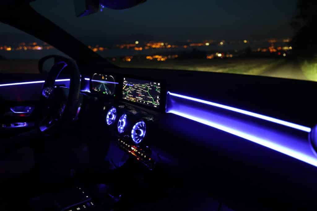 L'intérieur d'une mercedes A250 vu de nuit L'intérieur d'une mercedes A250 vu de nuit
