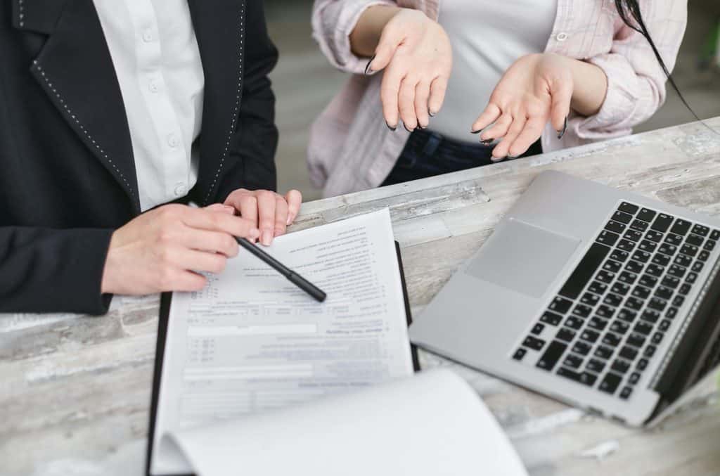 Des gens étudient un contrat d'assurance pour voiture Des gens étudient un contrat d'assurance pour voiture